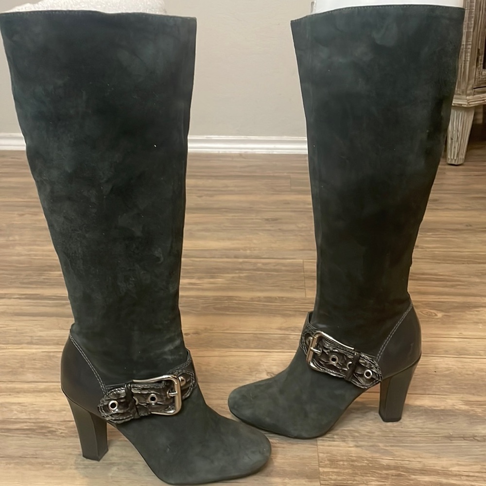 Gray suede 👢 boots